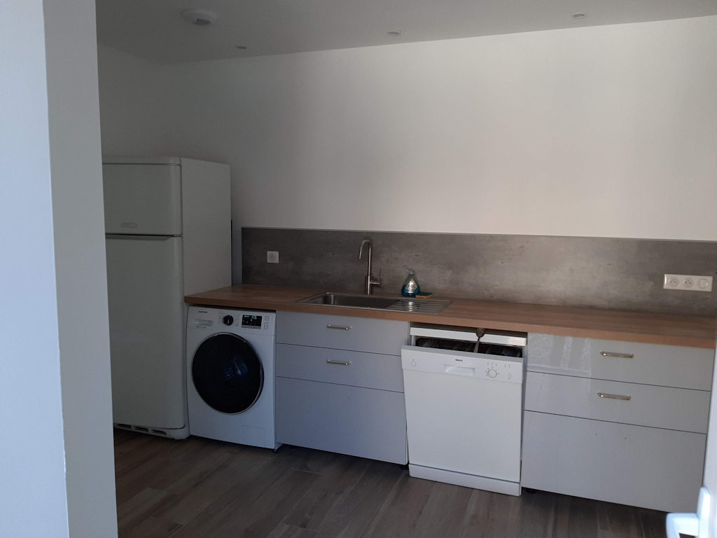 Le séjour avec la cuisine ouverte