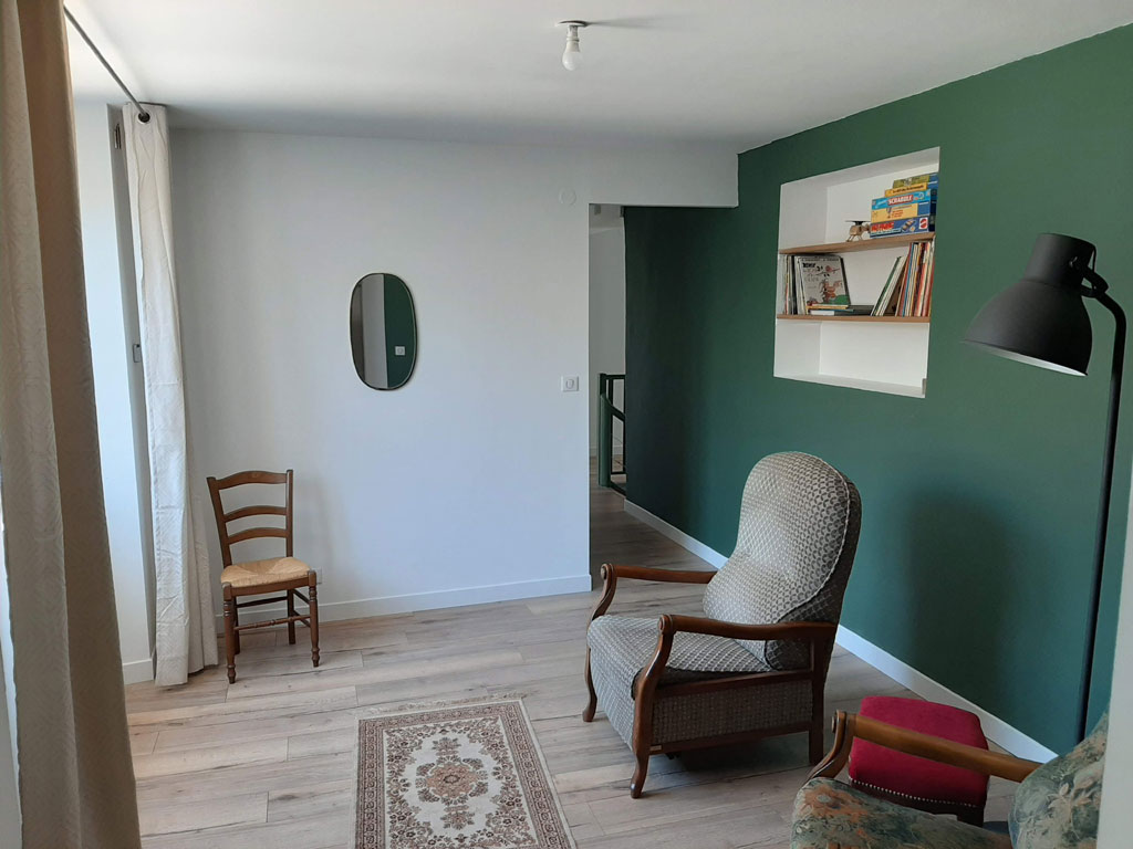 Le séjour avec la cuisine ouverte