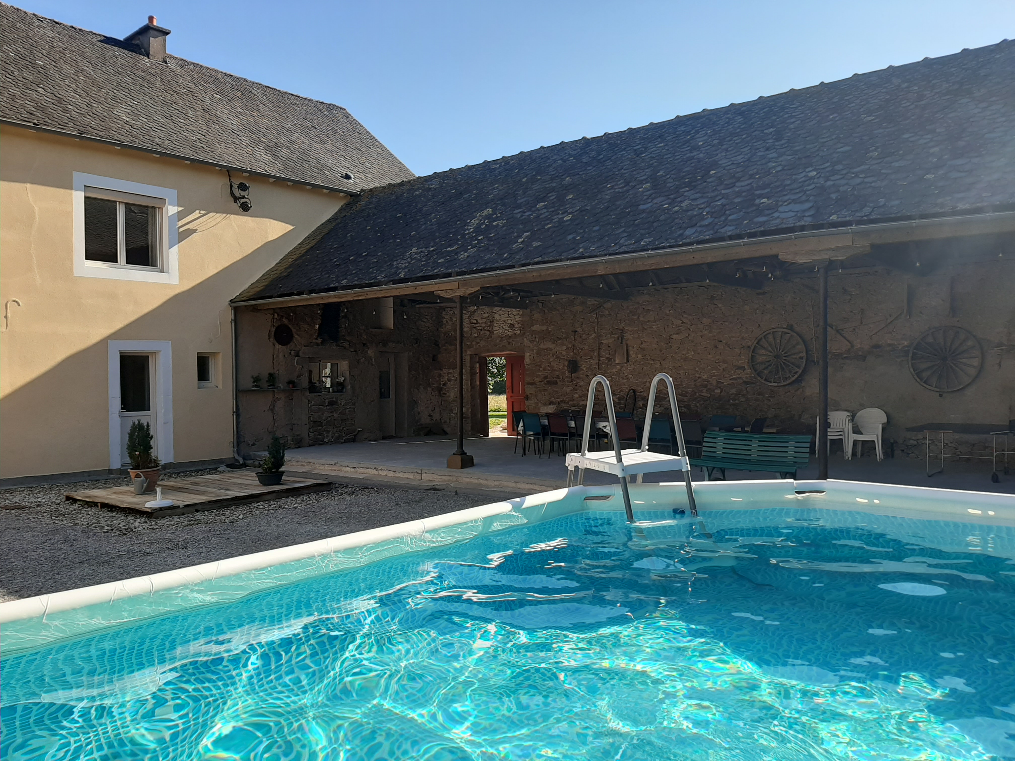 Le séjour avec sa grande table