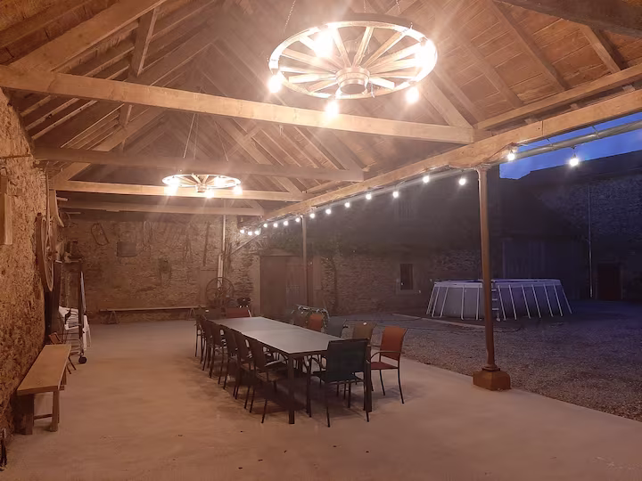 Le séjour avec sa grande table