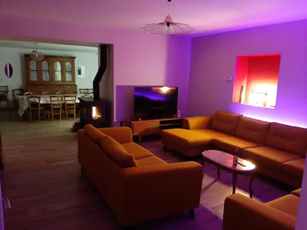 Le salon illuminé en couleurs